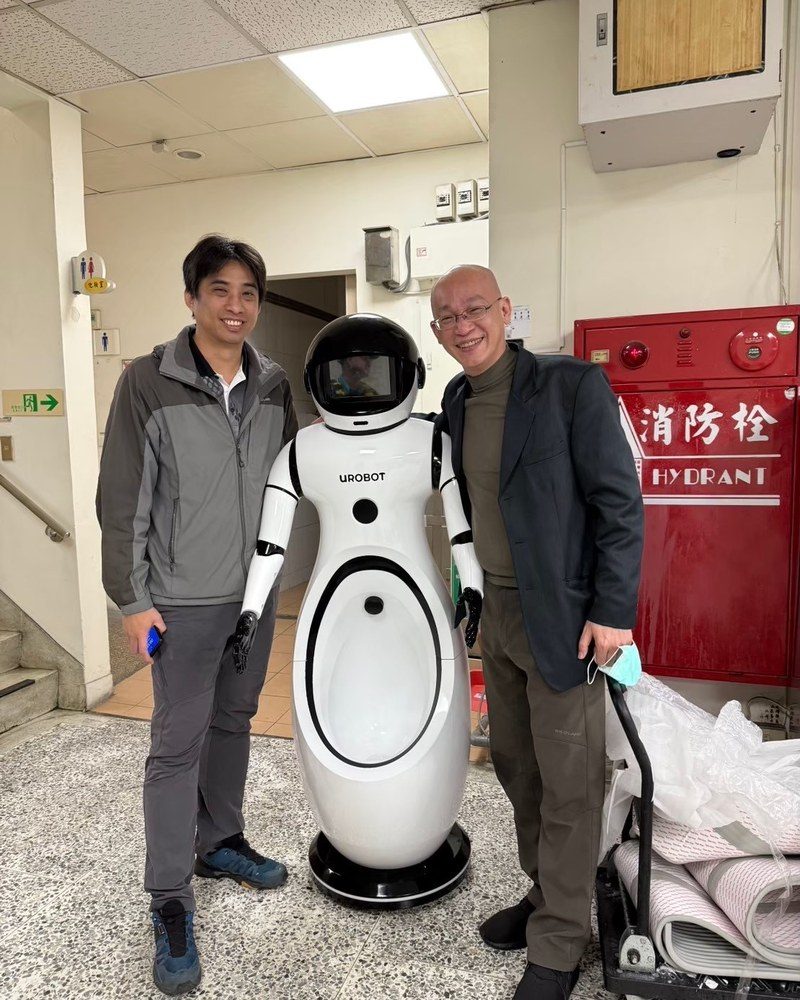 Gen-1 UROBOT arriving at the Tainan City Public Health Bureau