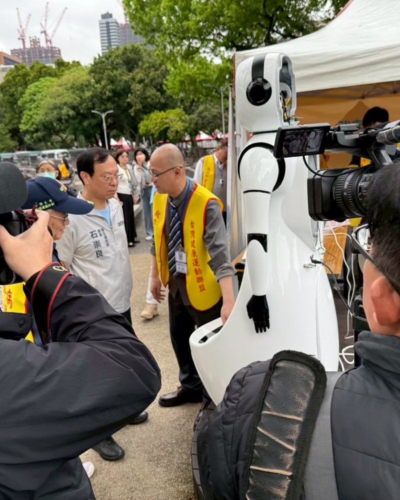 Minister of Health and Welfare Shih Chung-liang visiting the GFUSIP booth