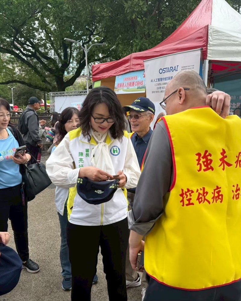 NHIA Director General Chen Liang-yu visiting the GFUSIP booth