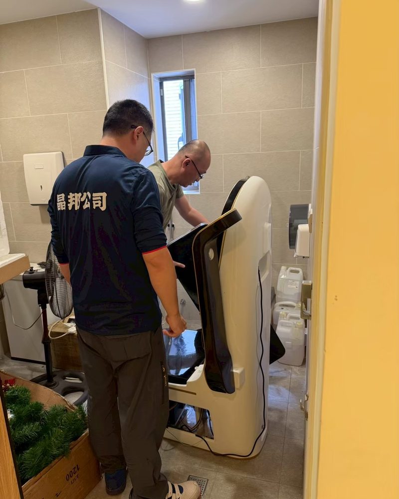Unpacking the seated M001 unit at Startup Terrace Linkou